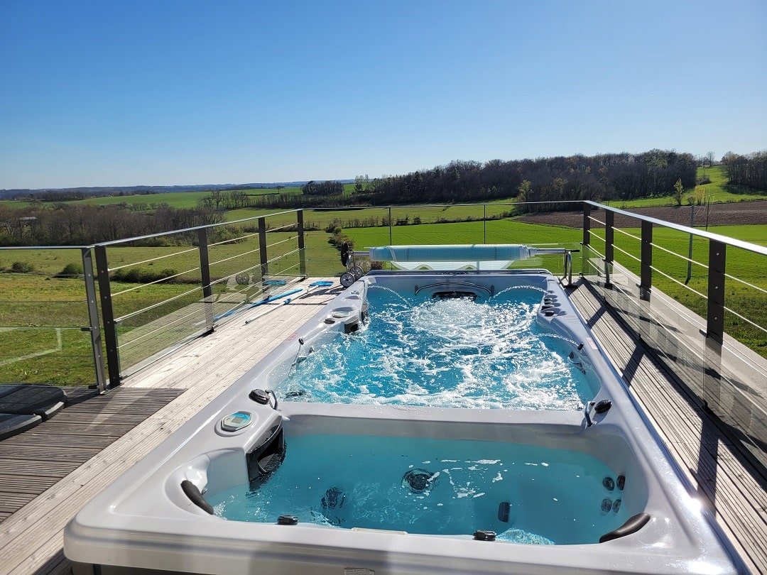 privater whirlpool mit privatpool und gegenstroemung