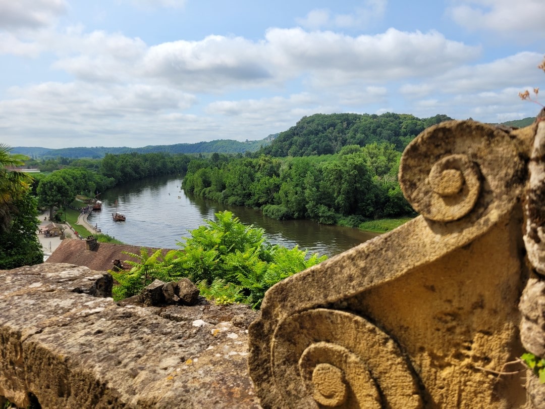 blick-roque-gageac-domme-verzierung blick-auf-dordogne-von-la-roque-gageac