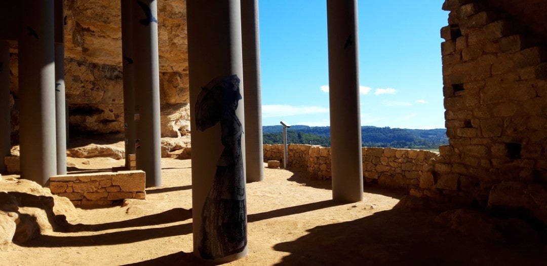 saeulen-fort-roque-gageac saeulen-mit-wichtigen-personen-roque-gageac