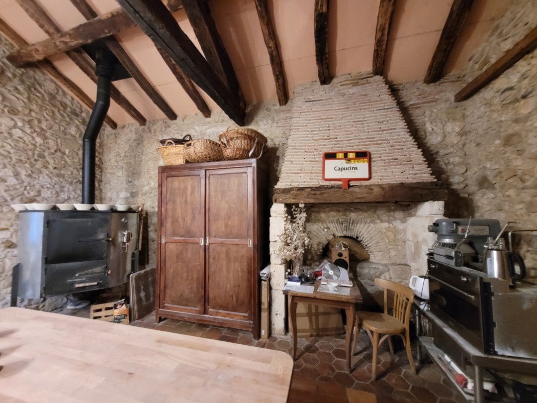 brotofen-terre-et-farine ursprünglicher Brotofen im Bauernhaus von Terre et Farine