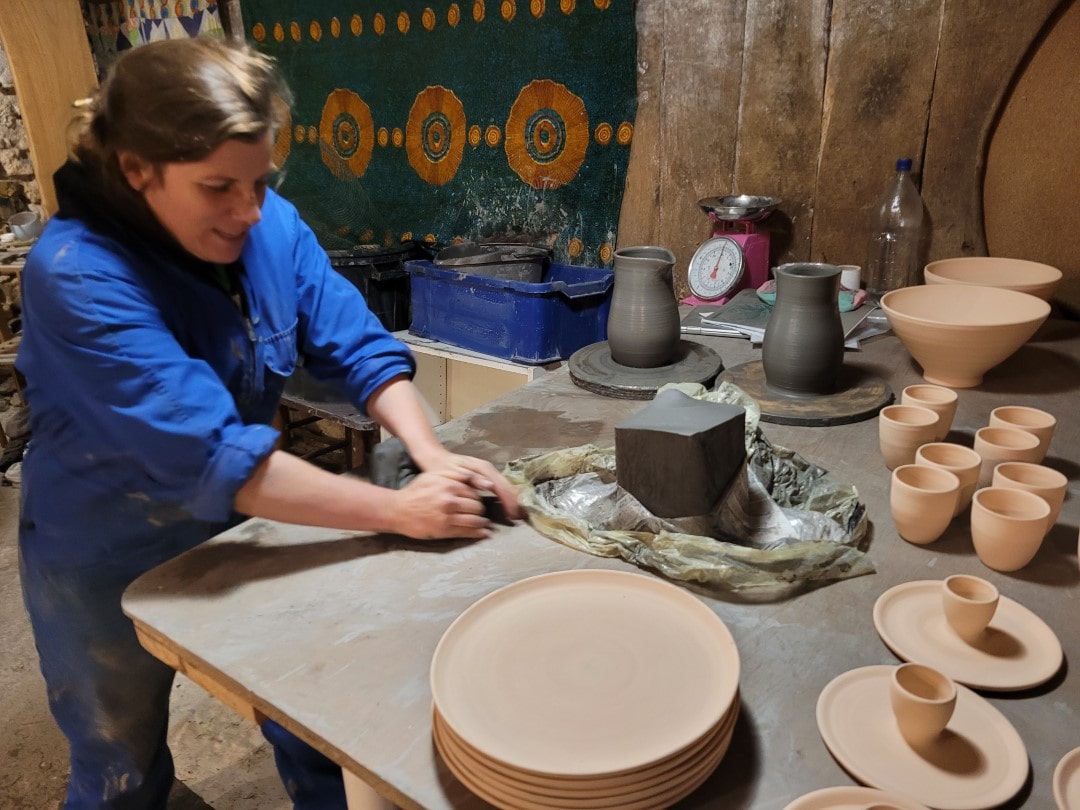 camille-keramistin-terre-et-farine Camille knetet Tonmasse für einen Tonkrug